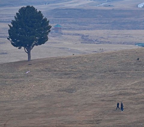 FOTO: Potret Miris Hamparan Salju Menghilang dari Resor Ski di Himalaya