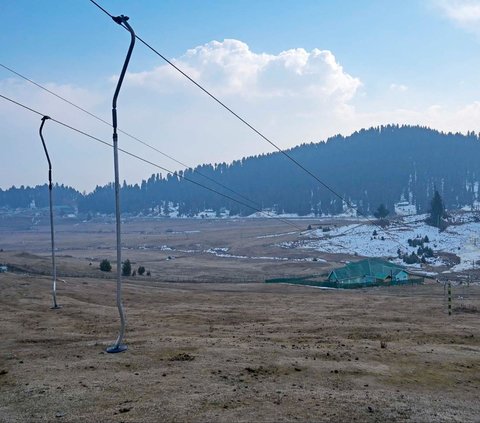 FOTO: Potret Miris Hamparan Salju Menghilang dari Resor Ski di Himalaya