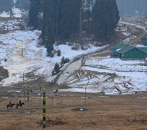 FOTO: Potret Miris Hamparan Salju Menghilang dari Resor Ski di Himalaya