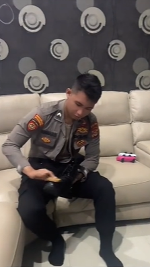 Duka Perwira Polwan Sama-Sama Polisi dengan Anaknya 'Kaos Kaki Hilang Tinggal 2 Pasang'