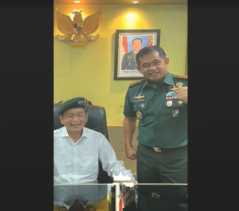 Pensiunan Guru Tersenyum Bahagia Duduk di Kursi Kerja Sang Putra, Anaknya Kini Jenderal Bintang 4 TNI Berkarier Moncer