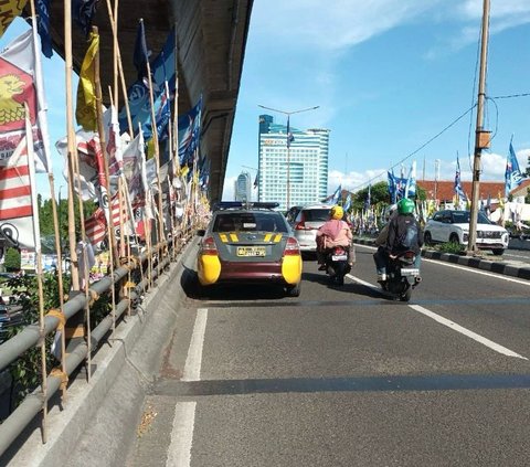 Polisi Minta Pengurus Partai Rapikan 18 APK Roboh di Flyover Mampang