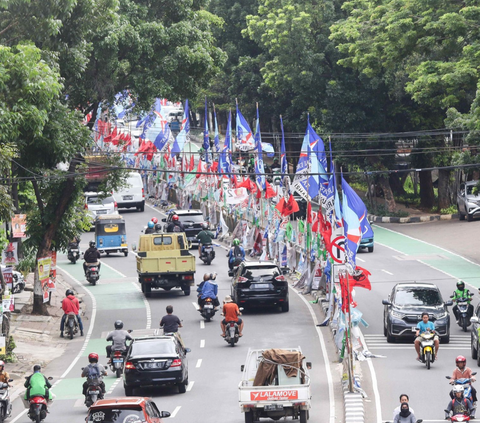 Polisi Minta Pengurus Partai Rapikan 18 APK Roboh di Flyover Mampang