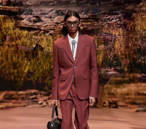 Foto-foto Raihan Fahrizal yang Jadi Model Pertama Indonesia di Runway Paris Fashion Week 2024