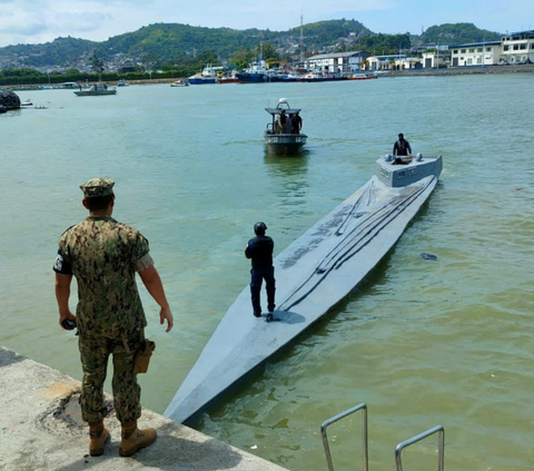Penampakan kondisi kapal semi-submersible yang berhasil diamankan oleh Angkatan Bersenjata Ekuador. Pengamanan ini merupakan langkah besar dalam upaya pemberantasan perdagangan narkoba yang semakin marak.<br>( Angkatan Bersenjata Ekuador / Handout via REUTERS )<br>