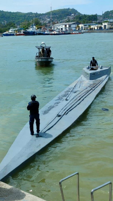 FOTO: Penampakan Kapal Semi Selam Bermuatan 3,2 Ton Narkoba yang Diamankan Angkatan Bersenjata Ekuador