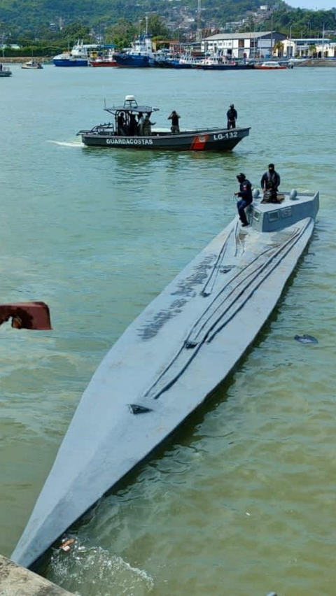 Kapal semi-submersible itu berisi sekitar 3,2 ton obat-obatan terlarang.<br>( Angkatan Bersenjata Ekuador / Handout via REUTERS )