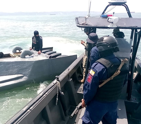 FOTO: Penampakan Kapal Semi Selam Bermuatan 3,2 Ton Narkoba yang Diamankan Angkatan Bersenjata Ekuador