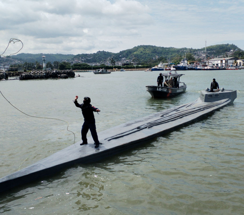 FOTO: Penampakan Kapal Semi Selam Bermuatan 3,2 Ton Narkoba yang Diamankan Angkatan Bersenjata Ekuador