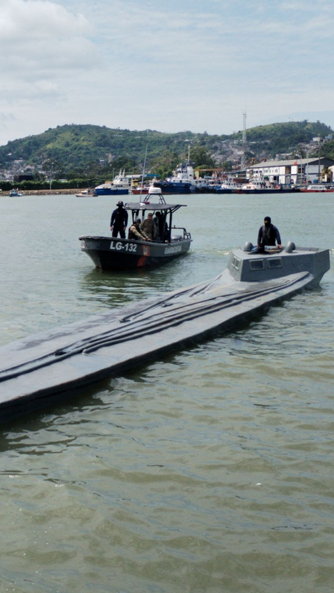 Kabarnya kapal semi selam ini memiliki panjang kurang lebih sekitar 20 meter dan dilengkapi dengan teknologi menghindari deteksi radar. <br>( Angkatan Bersenjata Ekuador / Handout via REUTERS )<br>