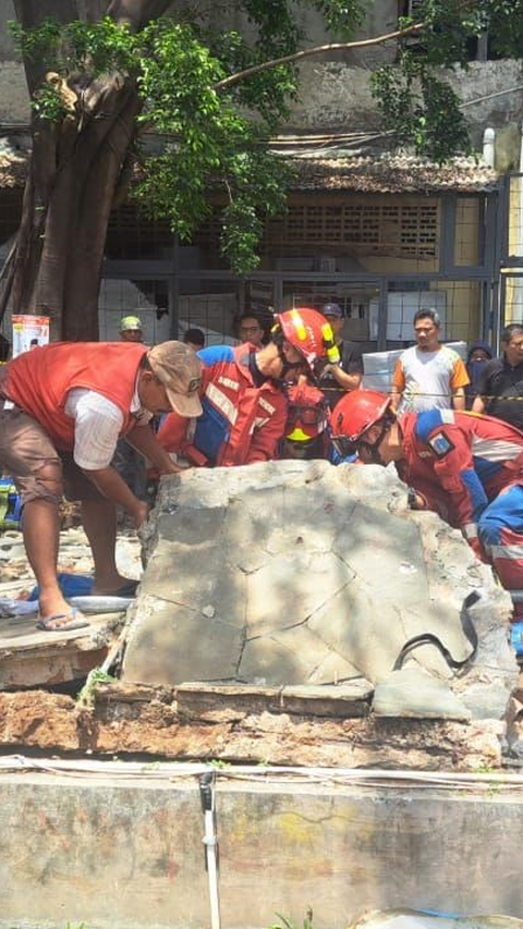 Tembok SPBU Setinggi 2 Meter  di Tebet Roboh: Ayah, Ibu dan Anak Tewas di Tempat