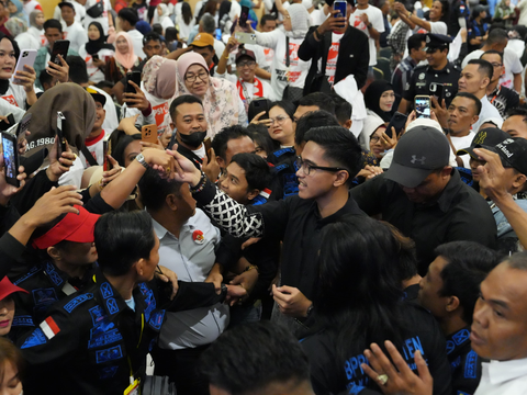 Bertemu Relawan di Kuala Lumpur, Kaesang Disebut Pekerja Migran Rebutan Minta Foto