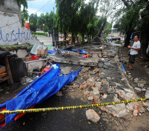 FOTO: Penampakan Tembok Roboh yang Menewaskan Tiga Orang di Tebet