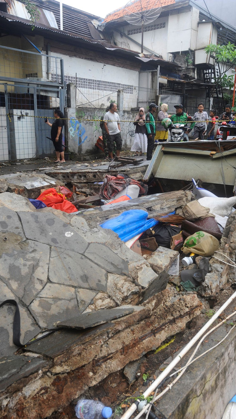 Robohnya tembok itu menyebabkan tiga warga  tewas. ( Foto merdeka.com / Arie Basuki )