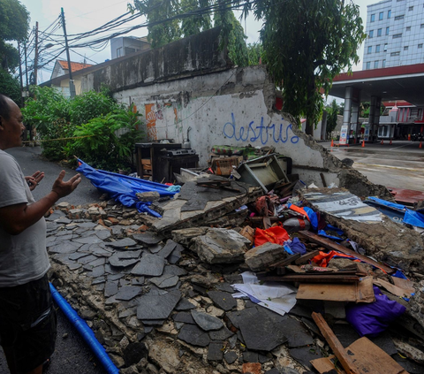 FOTO: Penampakan Tembok Roboh yang Menewaskan Tiga Orang di Tebet