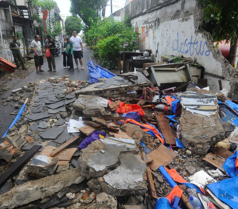 Bapak, Ibu dan Anak Tewas Tertimpa tembok SPBU di Tebet saat Jualan