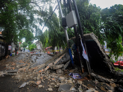 FOTO: Penampakan Tembok Roboh yang Menewaskan Tiga Orang di Tebet