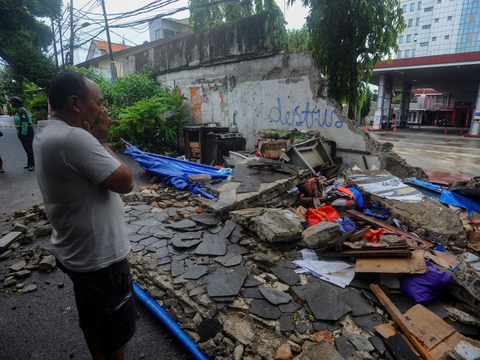 FOTO: Penampakan Tembok Roboh yang Menewaskan Tiga Orang di Tebet