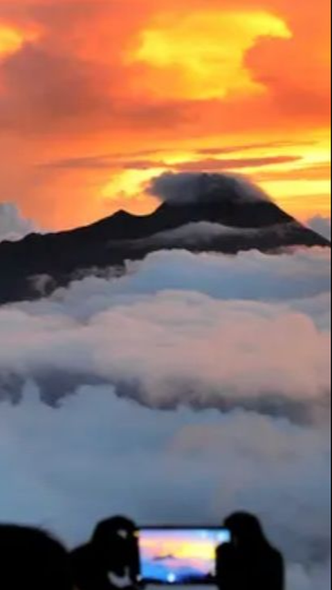 Gunung Merapi Keluarkan Awan Panas hingga 2 Kilometer, Sejumlah Wilayah Sekitar Dilanda Hujan Abu