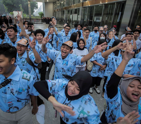 Pendukung capres-cawapres nomor urut 2 meneriakkan yel-yel menjelang Debat Keempat Pilpres 2024 di Jakarta Convention Center (JCC), Jakarta, Minggu (21/1/2024).<br>( Foto Liputan6.com / Angga Yuniar )