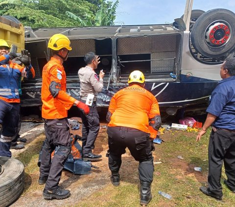 Kronologi Bus New Shantika Terjun dari Tol Pemalang, Dua Korban Meninggal Berhasil Dievakuasi