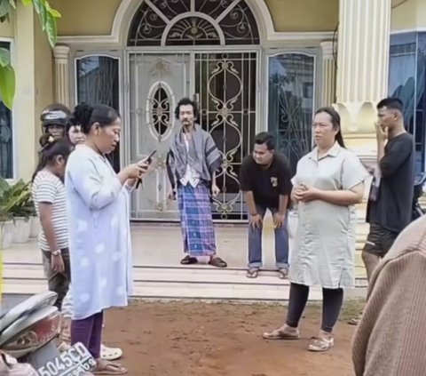 Untungnya, ayah Fikoh  berhasil diselamatkan dari dalam rumah yang terbakar.