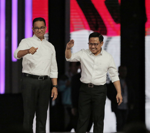 Sementara itu, capres-cawapres nomor urut 1 Anies Baswedan (kiri) dan Muhaimin Iskandar (kanan) tiba di panggung Debat Keempat Pilpres 2024 di Jakarta Convention Center (JCC), Jakarta, Minggu (21/1/2024).<br>( Foto Liputan6.com / Angga Yuniar )<br>