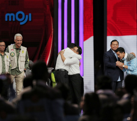 FOTO: Keakraban Capres dan Cawapres Saling Salaman dan Pelukan Usai Membara di Debat Keempat Pilpres 2024