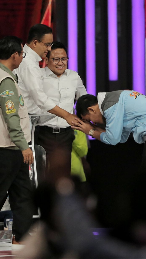 Usai salaman dengan Cak Imin, cawapres nomor urut 02 Gibran Rakabuming Raka menyalami Capres Anies usai debat.<br>( Foto Lipuran6.com / Angga Yuniar )