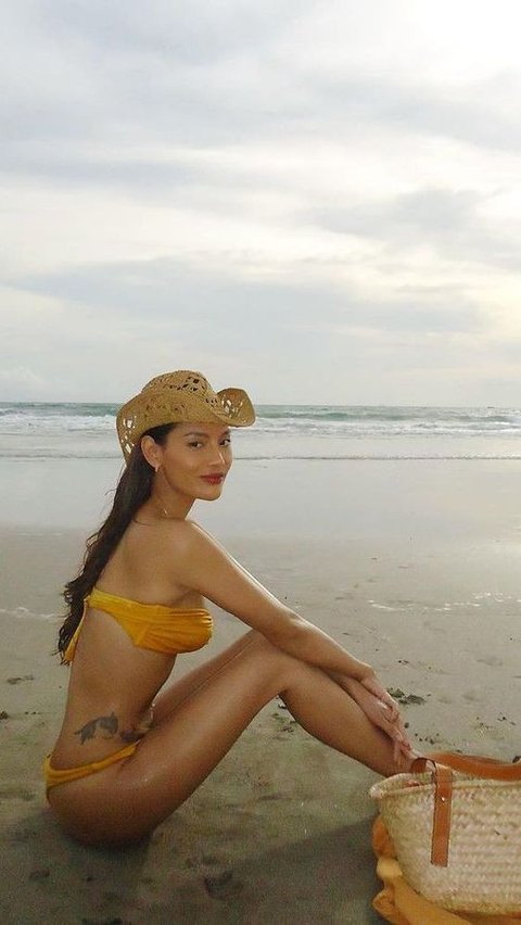8 Foto Erika Carlina Saat Tampil Hot Dengan Kulit Eksotis di Tepi Pantai