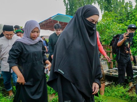 Penampilan Irish Bella saat Datang ke Pemakaman Ayah Ammar Zoni, Bergamis Hitam dengan Wajah Natural