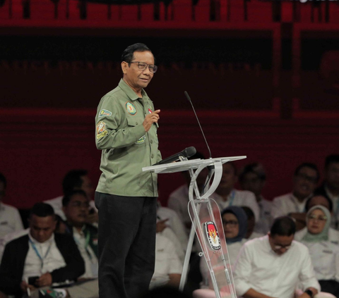 Cawapres nomor urut 3, Mahfud MD mengucapkan terima kasih kepada Preside Jokowi usai debat Cawapres 2024 di JCC, Senayan, Jakarta.