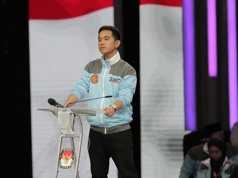 Gaya Gibran Celingak-Celinguk Cari Jawaban Mahfud Dicap 'Songong', Ini Reaksi TKN Prabowo