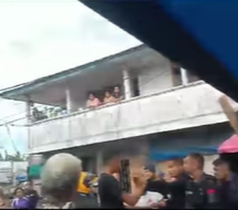 Viral sebuah video seorang prajurit TNI Angkatan Laut (AL) dihajar oleh anggota Brimob Kompi C Yon Pelopor Dobo terjadi di Pasar Timur, Kepulauan Aru, Maluku.