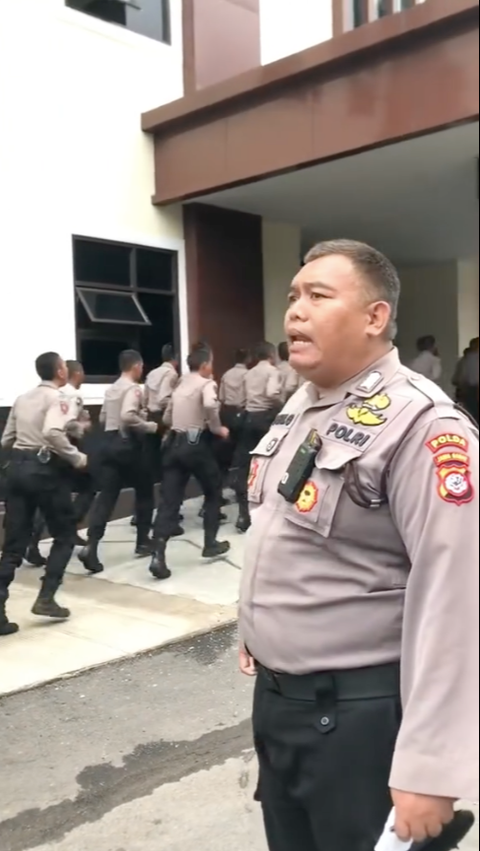 Sangar dan Tegas, Bripka Deni Selaku Senior Perintahkan Juniornya Untuk Lari di Polda Jabar 'Lagi Antagonis'<br>