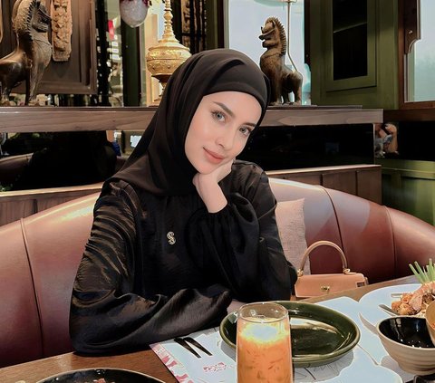 Ide Look Elegant and Luxurious with Black Outfit, See Emy Aghnia's Style