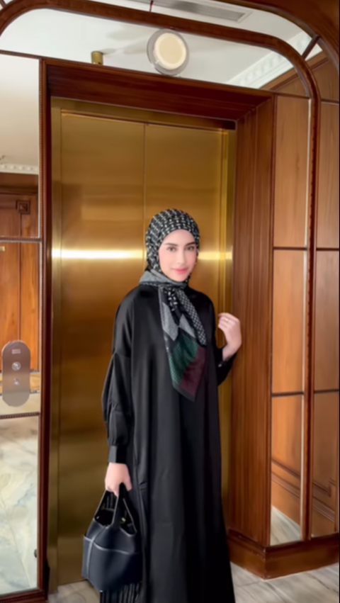Ide Look Elegant and Luxurious with Black Outfit, See Emy Aghnia's Style