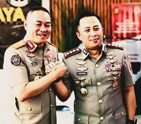 Kombes Ade Ary Syam Indradi perlihatkan keakrabannya dengan seniornya, Brigjen Trunoyudo seusai keduanya melaksanakan sertijab Kabid Humas Polda Metro Jaya.