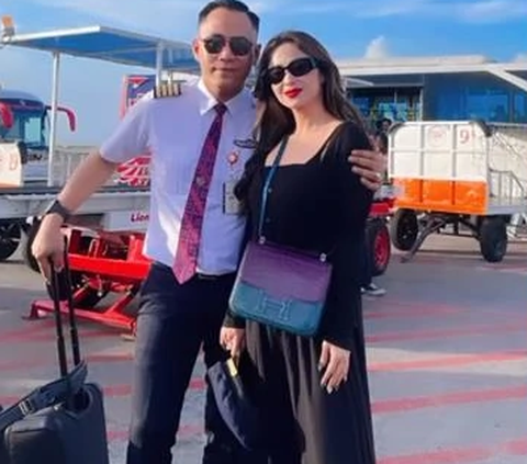 Rumored to Break Up, Dewi Perssik is Affectionate Again with Pilot Boyfriend