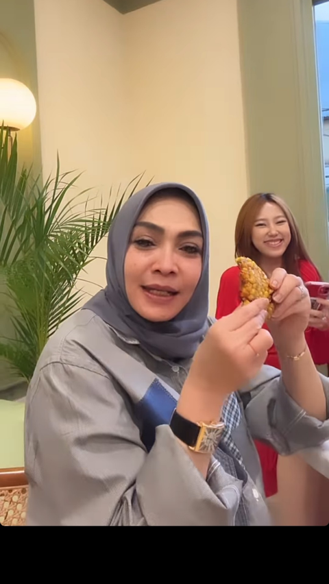 Momen Mama Rieta Makan Bakwan Jagung Bareng Ibu Kombes Cantik 'Enak Banget'