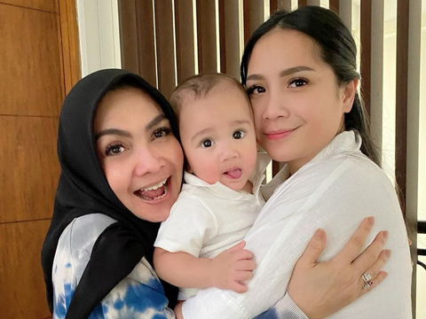 Momen Mama Rieta Makan Bakwan Jagung Bareng Ibu Kombes Cantik 'Enak Banget'