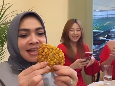 Momen Mama Rieta Makan Bakwan Jagung Bareng Ibu Kombes Cantik 'Enak Banget'