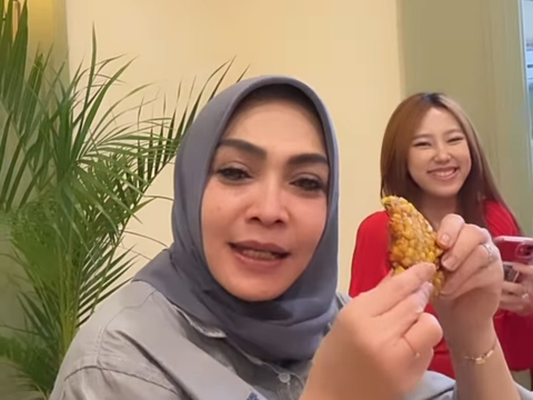 Momen Mama Rieta Makan Bakwan Jagung Bareng Ibu Kombes Cantik 'Enak Banget'