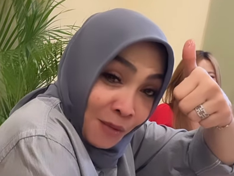 Momen Mama Rieta Makan Bakwan Jagung Bareng Ibu Kombes Cantik 'Enak Banget'