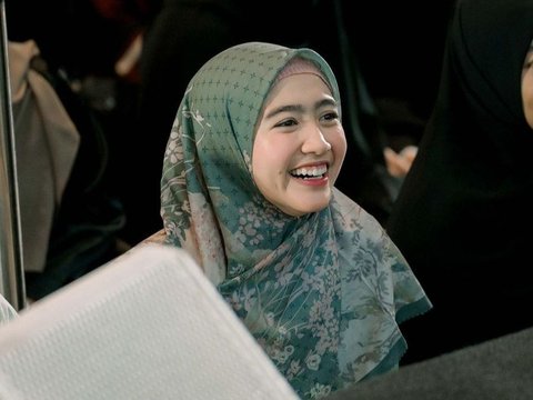 10 Potret Cantik Febby Rastanty Tampil Berhijab saat Hadiri Acara Kajian, Penampilannya Bikin Adem