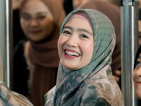 10 Potret Cantik Febby Rastanty Tampil Berhijab saat Hadiri Acara Kajian, Penampilannya Bikin Adem