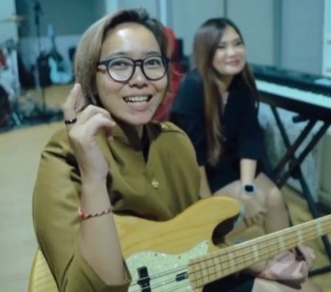 5 Musisi Cantik Tanah Air yang Berkarir sebagai Gitaris dan Bassist