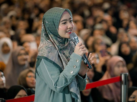 10 Potret Cantik Febby Rastanty Tampil Berhijab saat Hadiri Acara Kajian, Penampilannya Bikin Adem