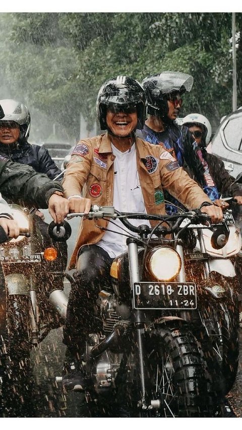 Momen Ganjar Motoran di Bandung Saat Hujan, Netizen: Kirain Dilan