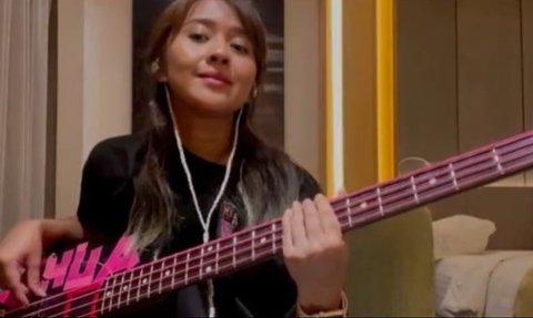 5 Musisi Cantik Tanah Air yang Berkarir sebagai Gitaris dan Bassist